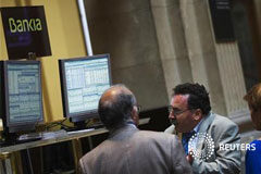 El Ibex cae más del 2% arrastrado por el mercado de deuda Varias personas en la Bolsa de Madrid