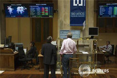 La bolsa española, presa de la incertidumbre en la apertura Traders en la Bolsa de Madrid