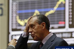 El Ibex pierde un 2,5% por el nerviosismo sobre Italia Un hombre se toca la cabeza en la bolsa de Madrid