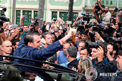 El ultraderechista Bolsonaro y el izquierdista Haddad irán a la segunda vuelta en Brasil El candidato presidencial brasileño de extrema derecha, Jair Bolsonaro, gesticula ante los medios tras votar en Río de Janeiro, Brasil, Octubre 7, 2018
