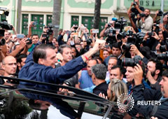 El candidato presidencial brasileño de extrema derecha, Jair Bolsonaro, gesticula ante los medios tras votar en Río de Janeiro, Brasil, Octubre 7, 2018