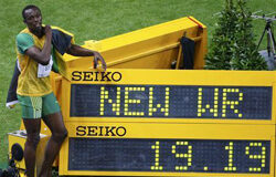Bolt también bate el récord de los 200 metros lisos Bolt también bate el récord de los 200 metros lisos