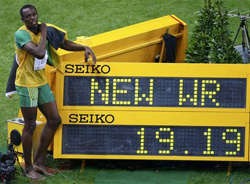 Bolt también bate el récord de los 200 metros lisos