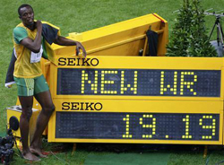 Bolt también bate el récord de los 200 metros lisos Bolt también bate el récord de los 200 metros lisos