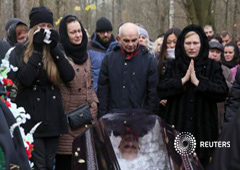 Un grupo de personas entierran a Timur Miller, un residente de 33 años de Ulyanovsk y una de las ví­ctimas del accidente de avión en Egipto, en un cementerio en San Petersburgo, Rusia, el 6 de noviembre de 2015