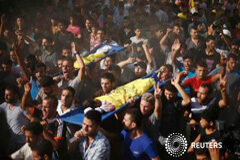 Un bombardeo israelí mata a cuatro niños en una playa de Gaza Palestinos cargan con los cuerpos de dos niños de la familia Baker, que según médicos fueron asesindos junto a otros dos niños de la misma familia por una bomba lanzada desde un barco de la marina israelí, durante su funeral en Gaza, el 16 de julio de 201