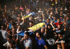 Palestinos cargan con los cuerpos de dos niños de la familia Baker, que según médicos fueron asesindos junto a otros dos niños de la misma familia por una bomba lanzada desde un barco de la marina israelí, durante su funeral en Gaza, el 16 de julio de 201