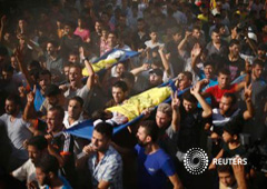 Palestinos cargan con los cuerpos de dos niños de la familia Baker, que según médicos fueron asesindos junto a otros dos niños de la misma familia por una bomba lanzada desde un barco de la marina israelí, durante su funeral en Gaza, el 16 de julio de 201 Palestinos cargan con los cuerpos de dos niños de la familia Baker, que según médicos fueron asesindos junto a otros dos niños de la misma familia por una bomba lanzada desde un barco de la marina israelí, durante su funeral en Gaza, el 16 de julio de 201