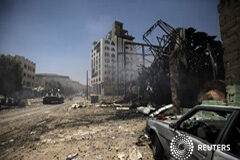 Los combatientes en el sur de Yemen dicen que seguirán luchando Humo en una calle provocado por un ataque aéreo en Saná, el 21 de abril de 2015