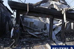 China, preocupada por las maniobras de EEUU y Corea del Sur Un fotógrafo hace fotos de una casa destrozada por las bombas de artillería norcoreanas en la isla de Yeonpyeong, el 25 de noviembre de 2010.