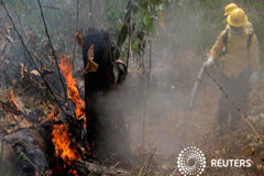 El G7 dará ayuda de emergencia para combatir los incendios en la Amazonia Foto de archivo. Bomberos extinguen fuego en la Amazonia en Porto Velho, Brasil. 25 de agosto de 2019.
