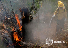 Foto de archivo. Bomberos extinguen fuego en la Amazonia en Porto Velho, Brasil. 25 de agosto de 2019.