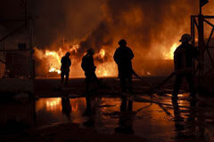 Un juzgado de Oviedo considera que la muerte de un bombero durante un incendio en abril de 2016 fue debido a su imprudencia temeraria Bomberos en un incendio