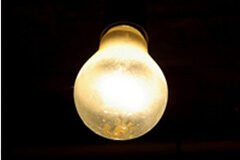 Instalaciones de nueva extensión de red Las familias numerosas emprenderán acciones legales si el Gobierno no cede en sus planes con la luz. Una bombilla