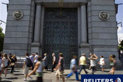 España coloca 95% de objetivo bonos a mayor coste financiación Varias personas pasan frente al Banco de España en Madrid, el 3 de agosto de 2011.