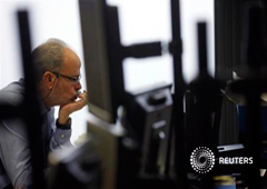 Un agente mira las pantallas durante una subasta de bonos en Madrid el 10 de enero de 2013
