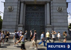 Varias personas pasan frente al Banco de España en Madrid, el 3 de agosto de 2011.