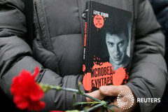 Putin dice que la muerte de Nemtsov es un crimen político Un visitante con flores y el libro "confesiones de un rebelde" de Boris Nemtsov mientras espera una misa antes del funeral del líder opositor en Moscú el 3 de marzo de 2015