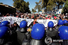 Bouteflika presenta su candidatura a la reelección en Argelia pese a las protestas Estudiantes protestan contra el plan de Abdelaziz Bouteflika para extender su mandato de 20 años buscando un quinto término en las elecciones de abril, en una universidad de Argel, Argelia, 3 de marzo de 2019