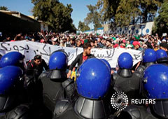 Estudiantes protestan contra el plan de Abdelaziz Bouteflika para extender su mandato de 20 años buscando un quinto término en las elecciones de abril, en una universidad de Argel, Argelia, 3 de marzo de 2019
