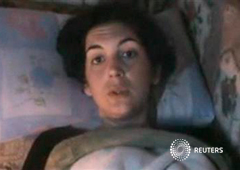 Bouvier habla a la cámara tumbada en un sofá en Homs pidiendo ayuda para ser evacuada