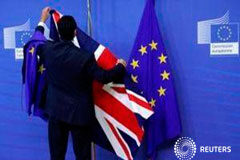 Estancamiento en la negociación del Brexit al finalizar la tercera ronda negociadora Un trabajador retira las banderas británicas y de la UE en Bruselas el 17 de julio de 2017