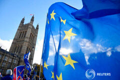 UE y Reino Unido acuerdan el texto del Brexit, en medio de críticas de los opositores a May Opositores al Brexit en una manifestación a las afueras de la sede del Parlamento británico en Londres, nov 13, 2018