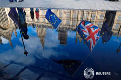 Máximo abogado de gobierno británico lucha por acuerdo de Brexit en Bruselas Manifestantes contra el Brexit ondeando banderas de la UE se reflejan a las afueras del Parlamento en Londres, Gran Bretaña, Marzo 28, 2018