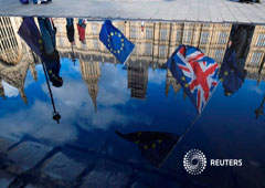 Manifestantes contra el Brexit ondeando banderas de la UE se reflejan a las afueras del Parlamento en Londres, Gran Bretaña, Marzo 28, 2018
