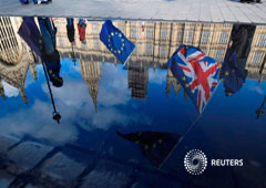 Manifestantes contra el Brexit ondeando banderas de la UE se reflejan a las afueras del Parlamento en Londres, Gran Bretaña, Marzo 28, 2018 Manifestantes contra el Brexit ondeando banderas de la UE se reflejan a las afueras del Parlamento en Londres, Gran Bretaña, Marzo 28, 2018