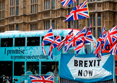 Un autobús pasa en medio de una manifestación en favor del Brexit, en Westminster, Londres, Septiembre 30, 2019.