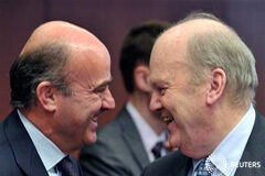 Bruselas no prevé inyectar más fondos para sanear la banca española El ministro español de Economía, Luis de Guindos (I), junto a su colega irlandés, Michael Noonan, en Bruselas el 4 de marzo de 2013