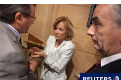 España rechaza la sugerencia de Bruselas de subir el IVA La ministra española de Economía, Elena Salgado (C), habla con un periodista junto al secretario de Estado de Hacienda, Carlos Ocaña (D), tras una rueda de prensa en Madrid el 31 de mayo de 2011.
