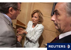 La ministra española de Economía, Elena Salgado (C), habla con un periodista junto al secretario de Estado de Hacienda, Carlos Ocaña (D), tras una rueda de prensa en Madrid el 31 de mayo de 2011.