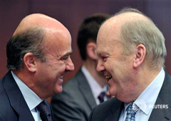 El ministro español de Economía, Luis de Guindos (I), junto a su colega irlandés, Michael Noonan, en Bruselas el 4 de marzo de 2013
