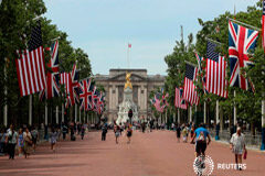 Trump carga contra May y el embajador británico que calificó su Gobierno de «inepto» Imagen de archivo de banderas de EEUU y Reino Unido flanqueando The Mall hacia el Palacio de Buckingham en Londres antes de la visita de estado del presidente Donald Trump. 2 junio 2019.
