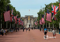 Imagen de archivo de banderas de EEUU y Reino Unido flanqueando The Mall hacia el Palacio de Buckingham en Londres antes de la visita de estado del presidente Donald Trump. 2 junio 2019.
