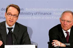 El Bundesbank advierte a Europa que no reduzca sus esfuerzos de reforma El ministro alemán de Finanzas, Wolfgang Schaeuble (D) y el presidnete del Banco Central alemán (Bundesbank), Jens Weidmann, durante una rueda de prensa en Berlín, el 18 de marzo de 2013