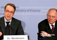 El ministro alemán de Finanzas, Wolfgang Schaeuble (D) y el presidnete del Banco Central alemán (Bundesbank), Jens Weidmann, durante una rueda de prensa en Berlín, el 18 de marzo de 2013
