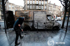 París vuelve al orden mientras Macron prepara una respuesta a los disturbios Un hombre barre la acera cerca de una furgoneta quemada durante una jornada nacional de protestas de los "chalecos amarillos" en Burdeos, Francia, el 9 de diciembre de 2018