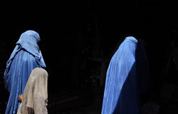 La mujer con burka al final muestra su rostro en la Audiencia Mujeres con Burka