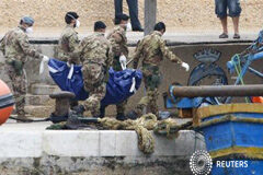 Los buzos recuperan decenas de cadáveres más del naufragio en Lampedusa Unos soldados llevan el cadáver de una víctima del naufragio en Lampedusa, el 6 de octubre de 2013