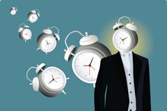 El tiempo de guardia domiciliaria de un trabajador que debe responder a las llamadas del empresario en un plazo de tiempo breve debe considerarse «tiempo de trabajo» Una persona con un reloj por cabeza.