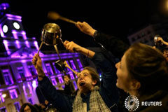 Las españolas denuncian el machismo en su primera huelga general feminista Imagen de una cacerolada en la puerta de l sol para celebrar el Día Internacional de la Mujer en Madrid, tomada el 8 de marzo de 2018