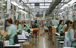 Las empresas ya pueden solicitar la devolución mensual del IVA Las empresas ya pueden solicitar la devolución mensual del IVA. Empleadas en una cadena de montaje