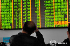La bolsa china se hunde un 7% y se suspenden las operaciones Un inversor observa un panel electrónico en una correduría en Hangzhou, en la provincia de Zhejiang , el 7 de enero de 2016