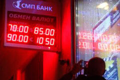 La subida de tipos en Rusia no frena la caída del rublo, inversores recuerdan 1998 Un hombre toma una foto a una oficina de cambio en Moscú, el 16 de diciembre de 2014