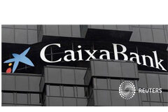 Anuladas unas subordinadas de Eroski colocadas a un camarero El logo de Caixabank en Barcelona, el 26 de octubre de 2012