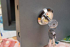 ¿Será el ‘shadow banking’ la próxima crisis financiera? Caja fuerte abierta y billetes