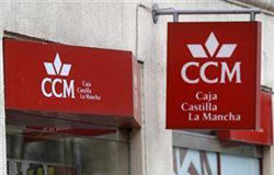 El consejo de Cajastur da luz verde a una oferta por CCM un hombre observa una sucursal de CCM en Madrid, el 30 de marzo de 2009.